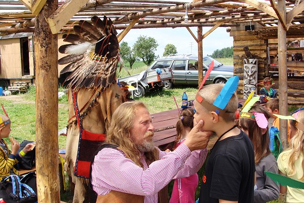Výlet 1. třídy do indiánské vesničky 