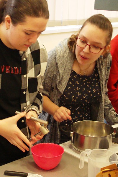 Česneková a čočková polévka