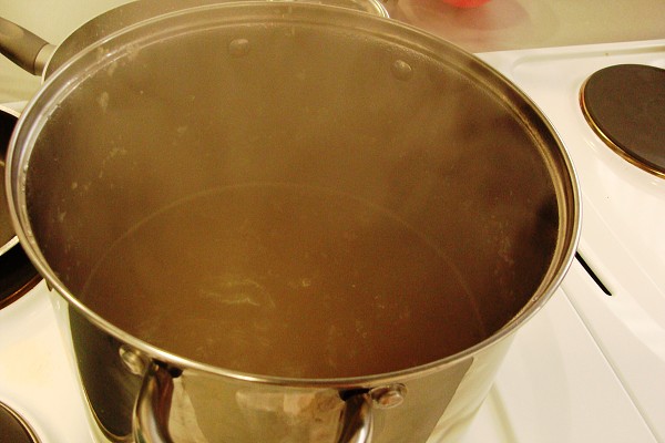 Česneková a čočková polévka