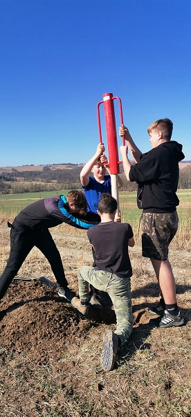 Sázení stromů (2. a 8. třída)