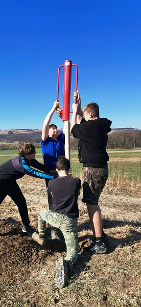 Sázení stromů (2. a 8. třída)