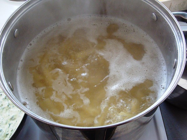 Sýrová omáčka a
            kuřecí maso v kari omáčce