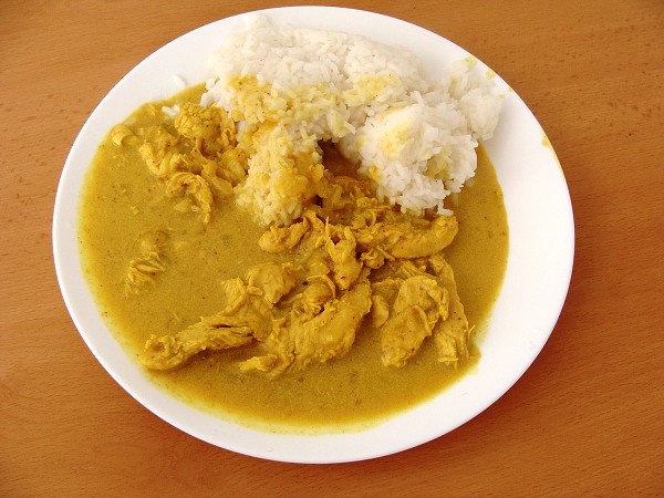 Sýrová omáčka a
            kuřecí maso v kari omáčce