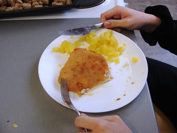 Smažený sýr, brambory a tatarka