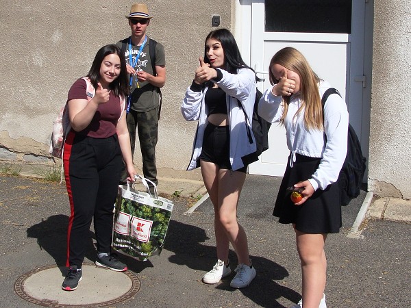 Těstovinový salát a karbanátky s kaší