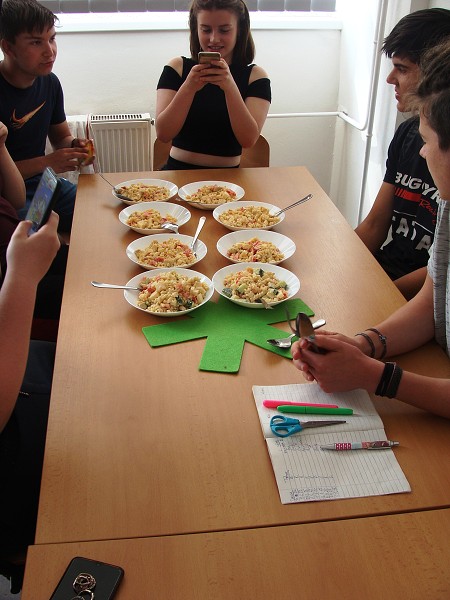 Těstovinový salát a karbanátky s kaší