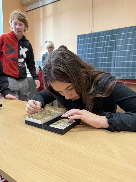 Šesťáci objevují mikrosvět