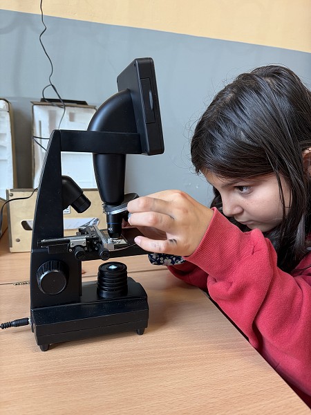 Šesťáci objevují mikrosvět