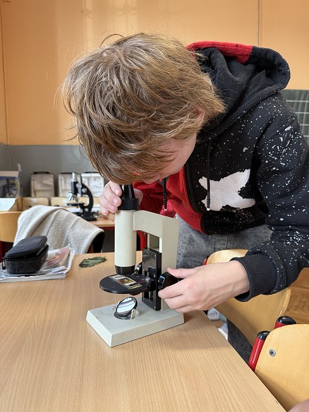 Šesťáci objevují mikrosvět