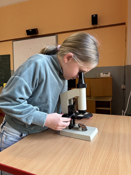 Šesťáci objevují mikrosvět