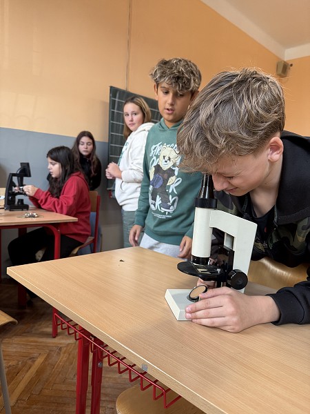 Šesťáci objevují mikrosvět