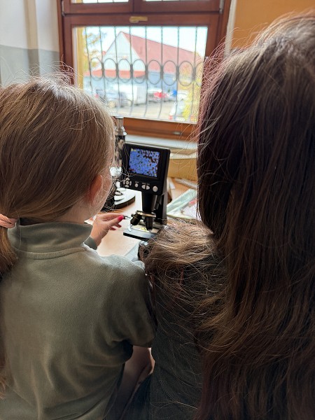 Šesťáci objevují mikrosvět