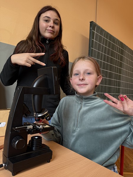 Šesťáci objevují mikrosvět