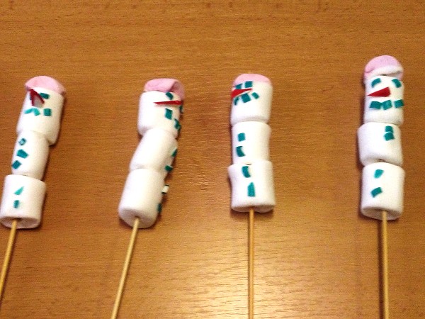 Výroba sněhuláků z bonbónů